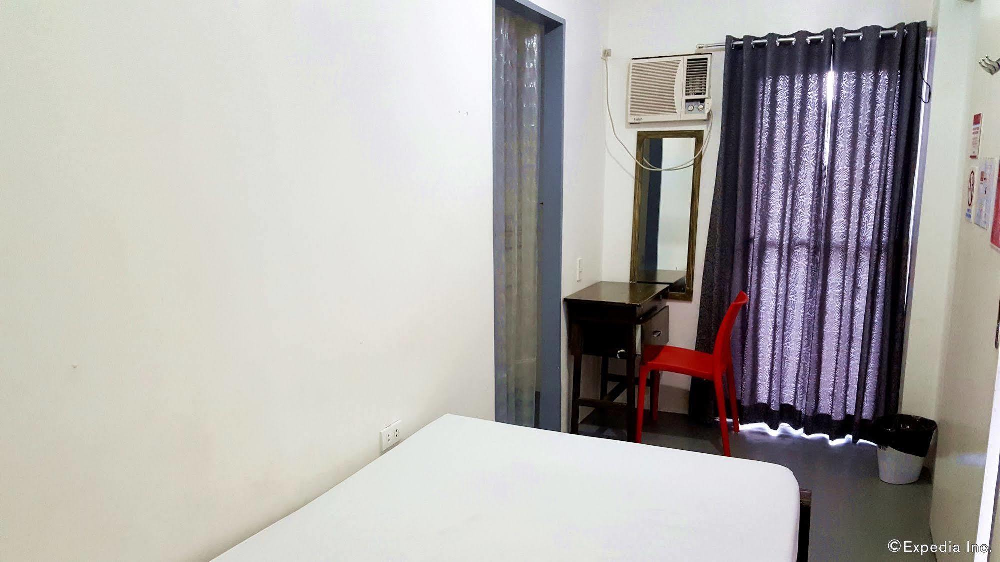 Lokal Hostel Makati City Exterior foto
